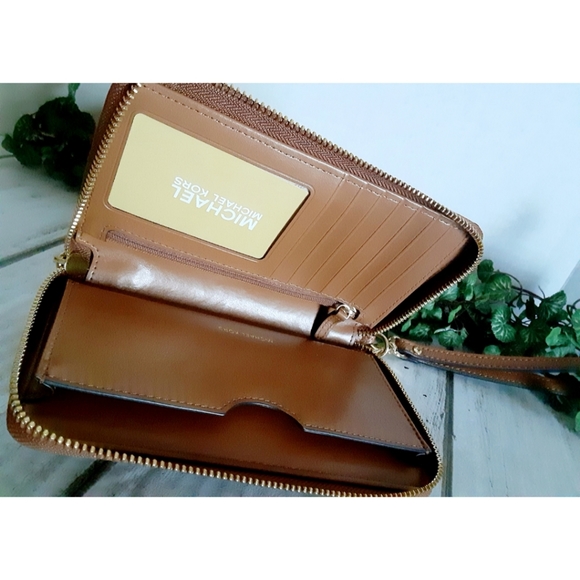 Michael Kors Multifunction Phone Wristlet/Wallet – Acorn - NWT - Picture 4 of 16